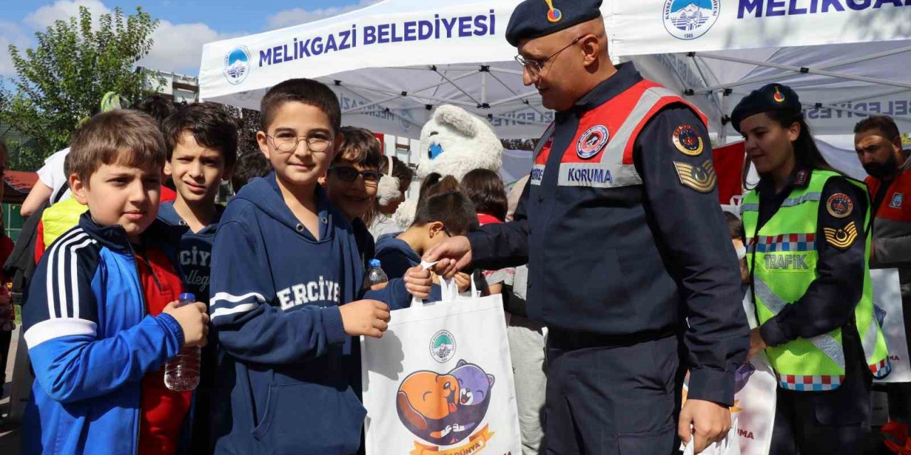 Jandarma’dan öğrencilere hayvanat bahçesi gezisi