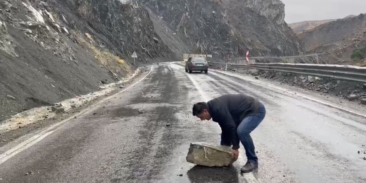 Yüksekova-Van kara yoluna kaya düştü