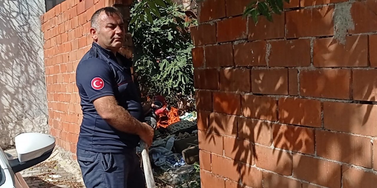 Edremit’te çatı yangını söndürüldü, karşı evin bahçesinde de yangın çıktı