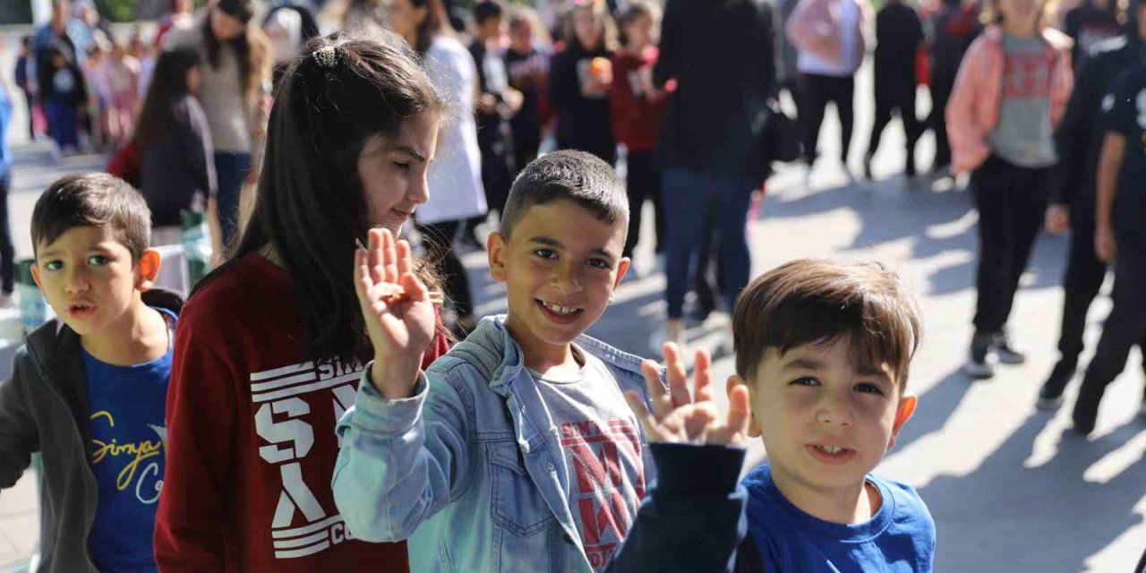 Büyükşehir, çocuklara hayvan sevgisini aşıladı