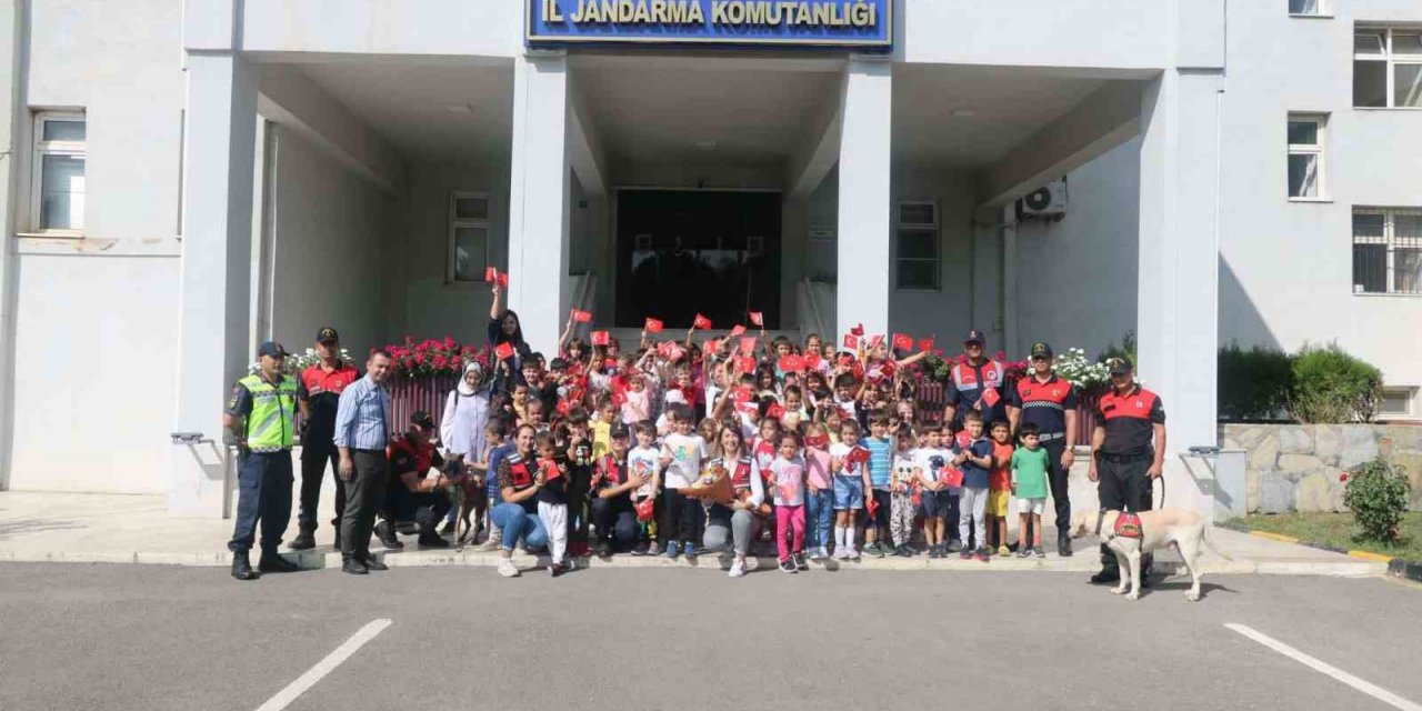 Jandarma hayvan hakları gününde çocukları ağırladı