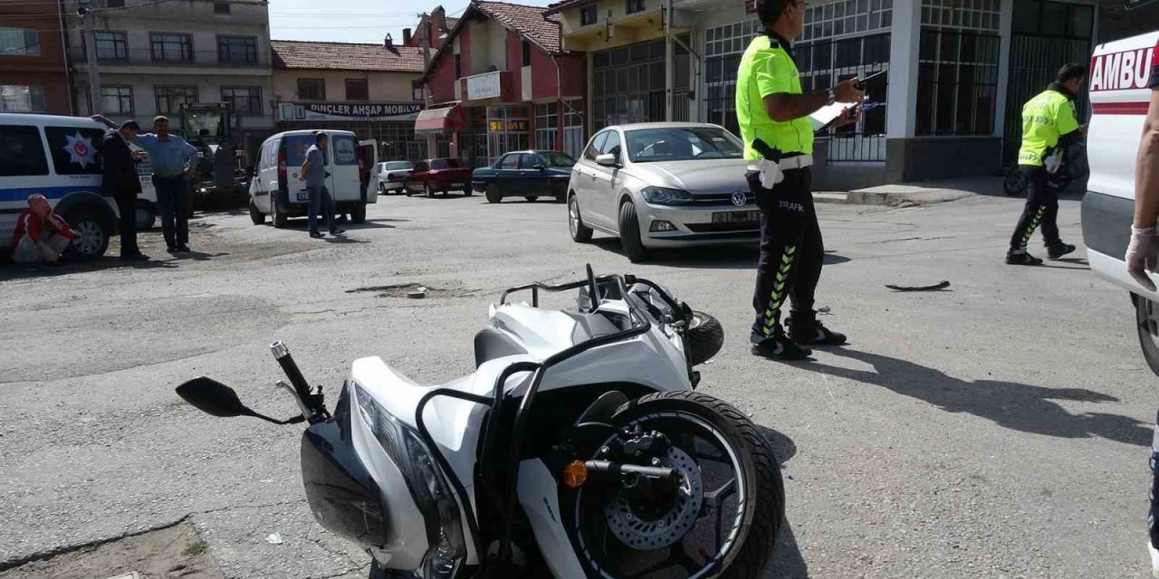 Tavşanlı’da otomobil ile motosiklet çarpıştı: 2 yaralı