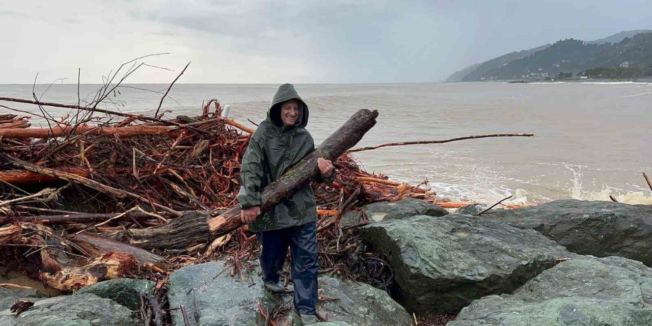 Sel sularının denize getirdiği odunlar kışlık yakacakları oldu
