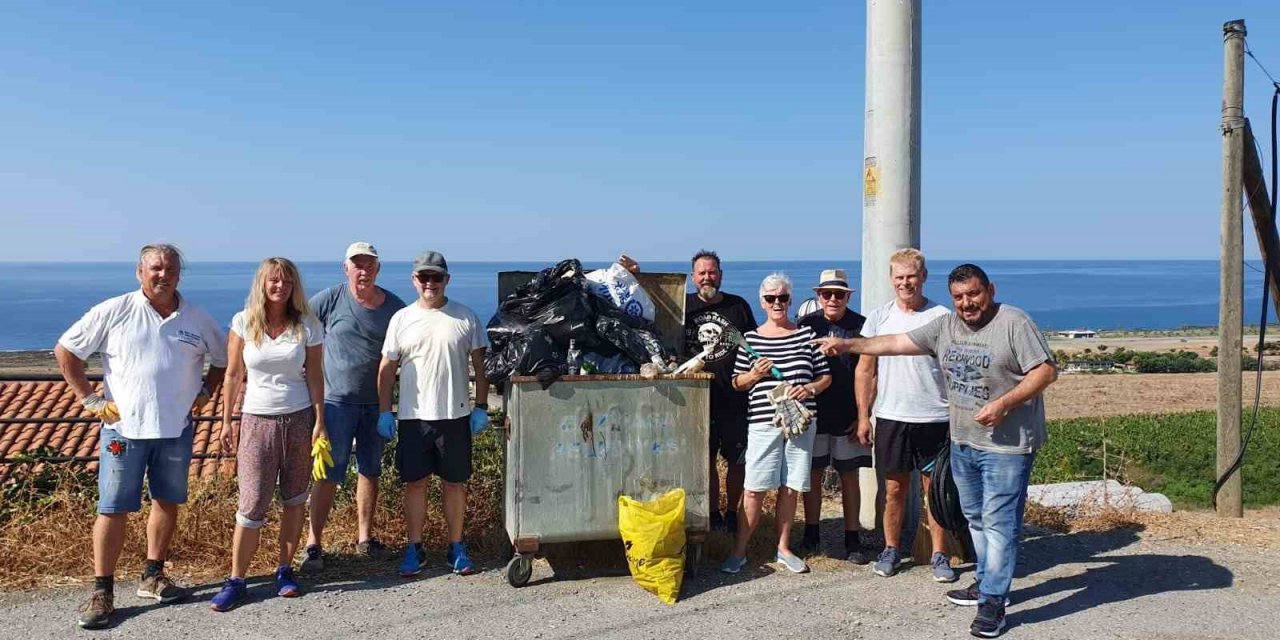 Alman turistler ve yerleşik Almanlar Gazipaşa’da çöp topladı