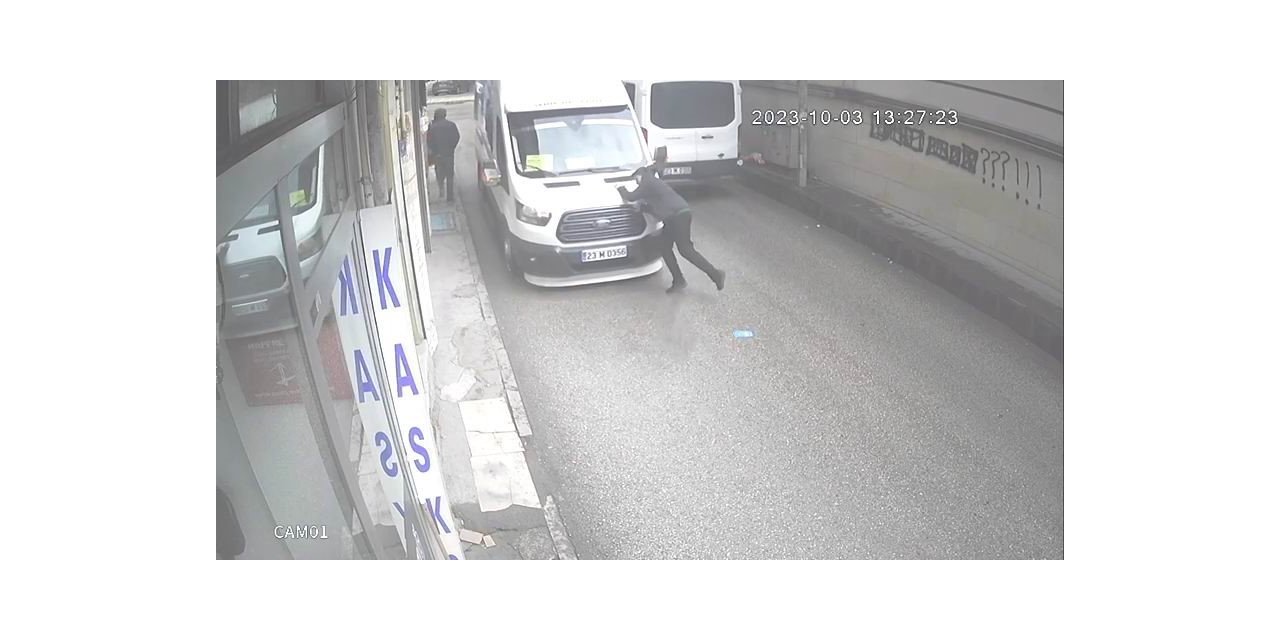 Yolun karşısına geçmek isteyen öğrenciye minibüs çarptı