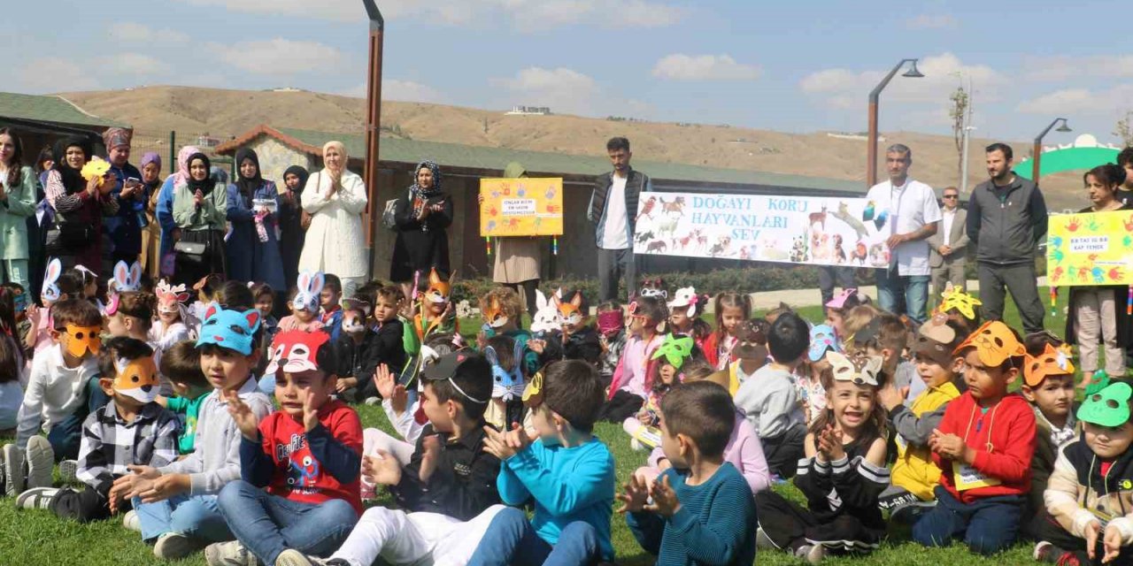 Sincan’da köpek şovu renkli görüntülere sahne oldu