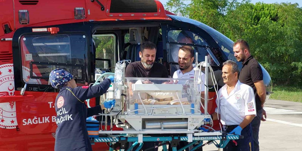 Ambulans helikopter 9 aylık bebek ve 79 yaşındaki yaşlı kadının yardımına yetişti