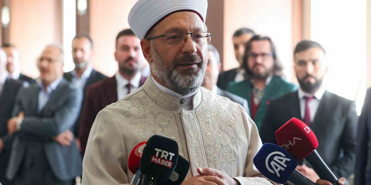 Diyanet İşleri Başkanı Erbaş deprem bölgesindeki sanatkarların eserlerinden oluşan sergiyi açtı