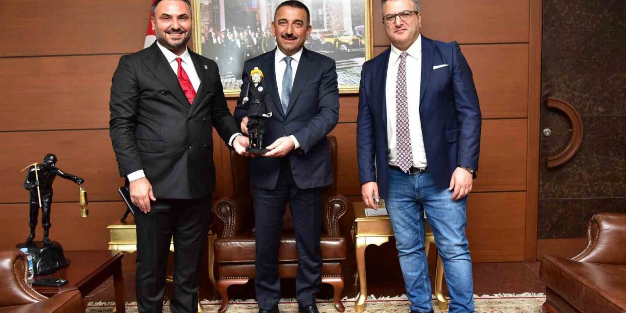 Vali Bektaşoğlu’na Zonguldak Hentbol Spor Kulübü’nün formasını hediye ettiler