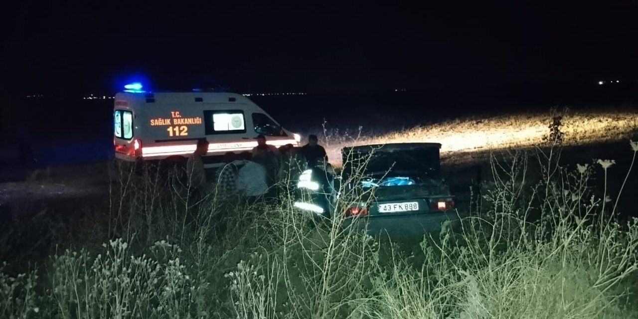 Altıntaş'ta otomobil şarampole devrildi: 1 yaralı