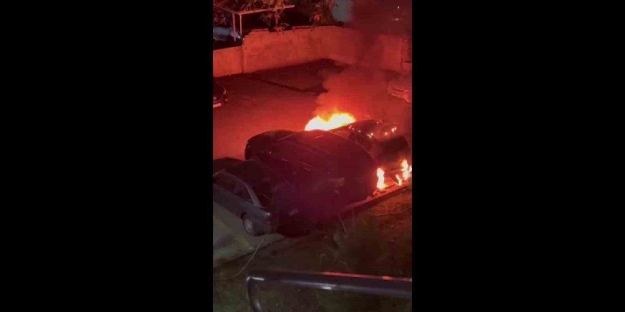 Kadıköy’de bir otoparkta bulunan 3 araç alev alev yandı