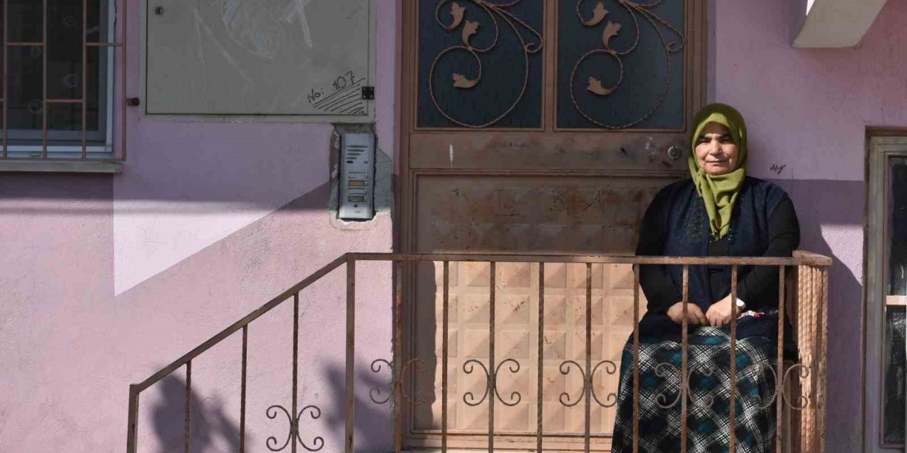 Acılı anne her gün yolunu gözlüyor: İşe gitmek için evden ayrılan genç kız bir aydır kayıp