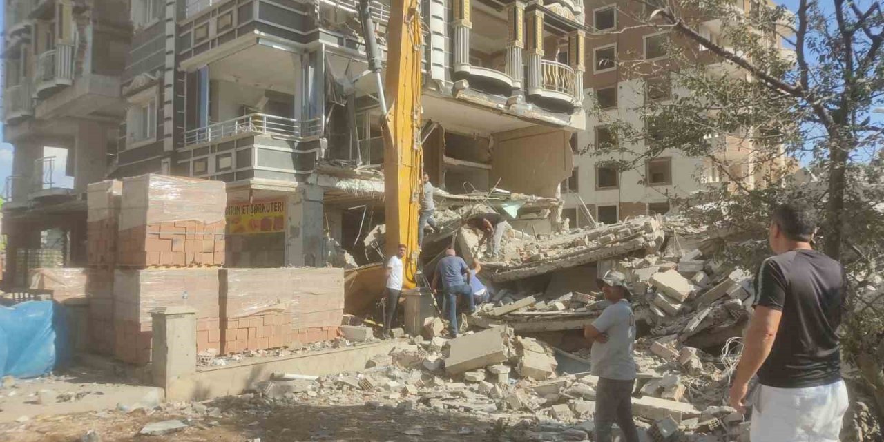 Yıkım esnasında ağır hasarlı bina bir binanın üzerine çöktü