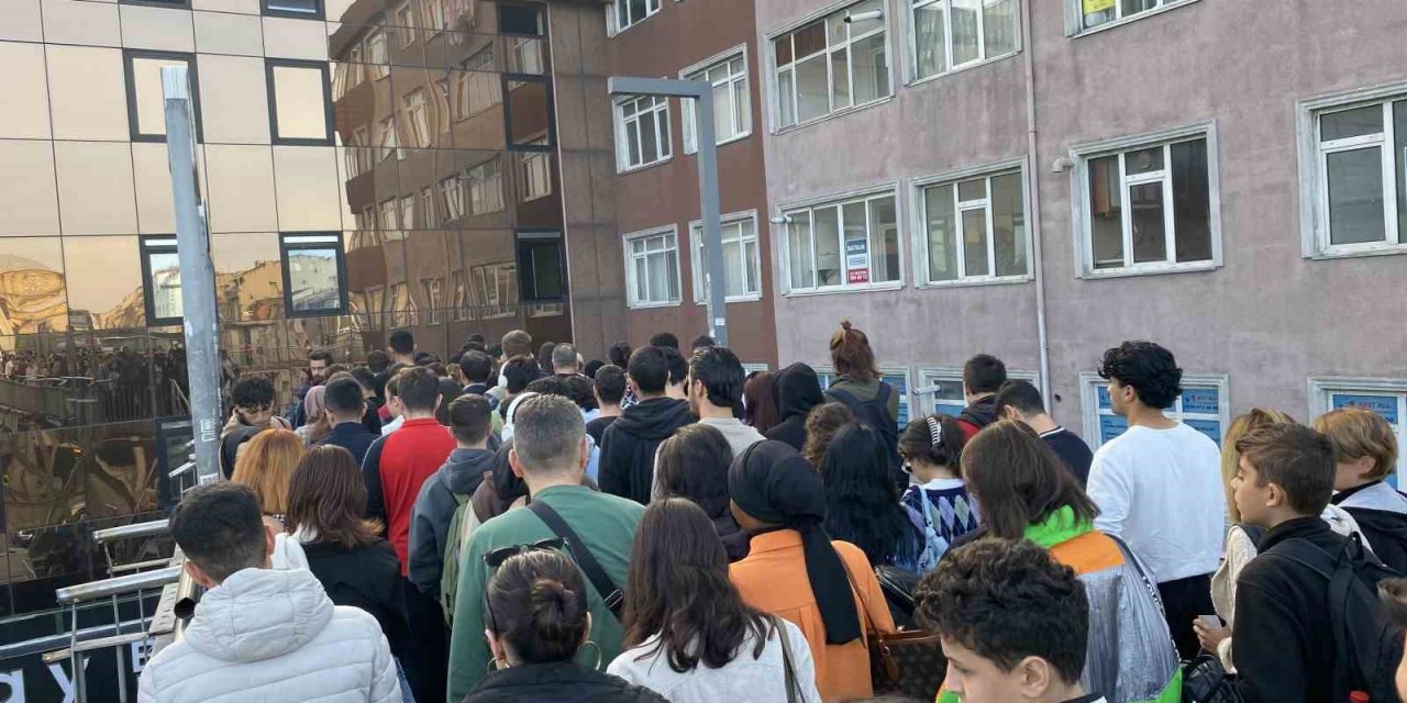 Üst geçit yenileme çalışması çileye döndü