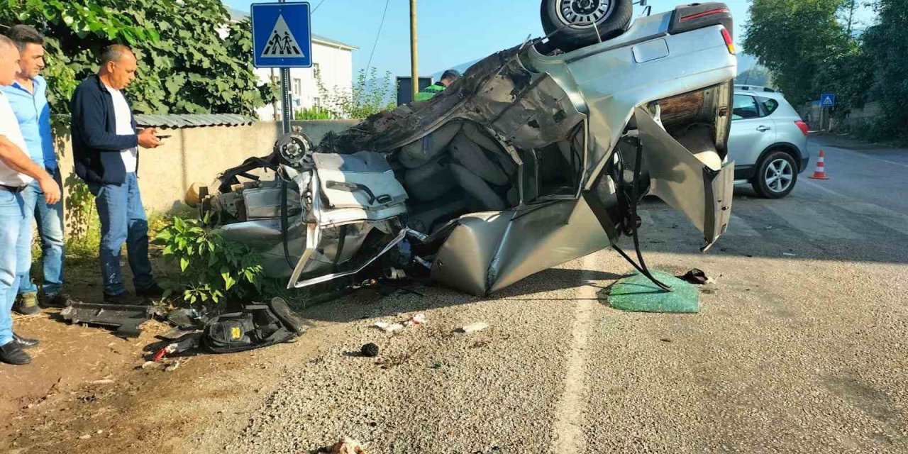 Osmaniye’de 2 otomobil kafa kafaya çarpıştı: 3 yaralı