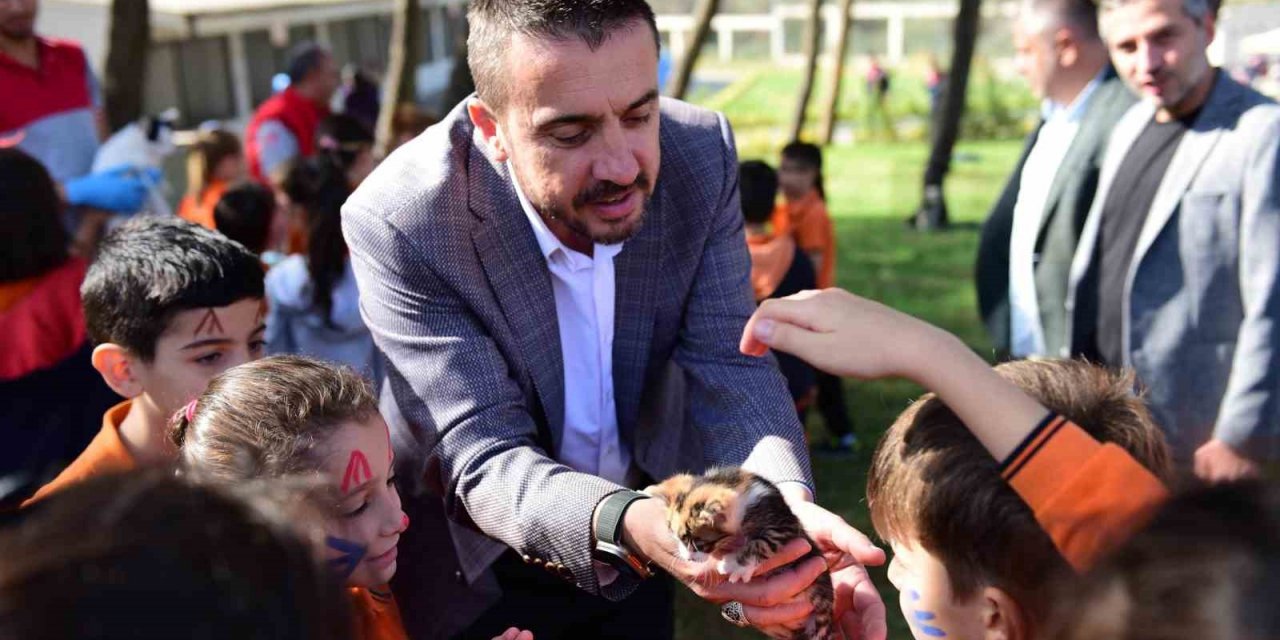 Başkan Tanır ve öğrenciler patili dostları yalnız bırakmadı