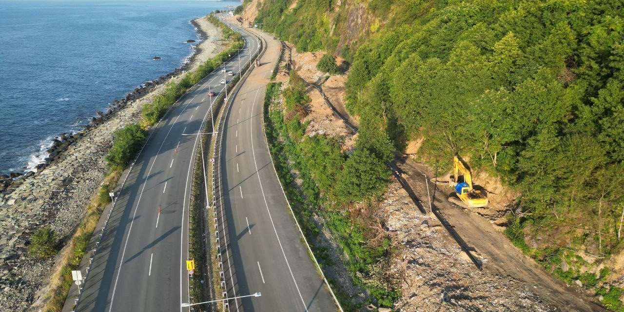 Karadeniz Sahil Yolu’nun kenarı çöp dağına döndü