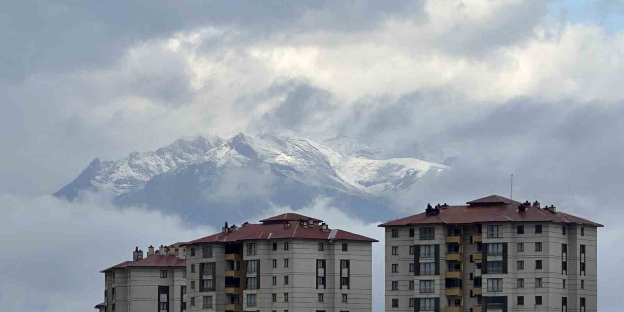 Yüksekova’da karlı dağlarla bütünleşen bulutlardan görsel şölen