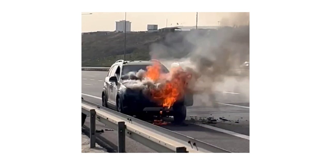 Yanan otomobilden kendilerini atan 4 kişi son anda kurtuldu