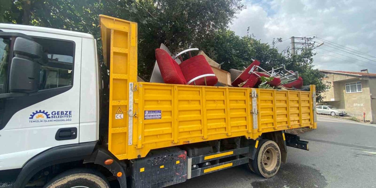 Evden kamyon dolusu çöp çıktı