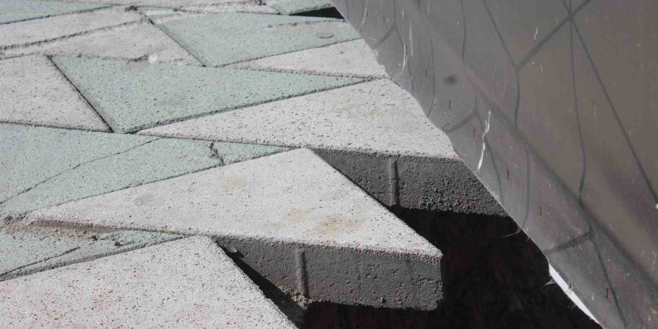 Kaldırımdaki kırık taşlar çevreye endişe veriyor