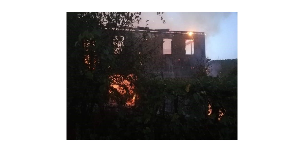 İki katlı ahşap ev alevlere teslim oldu