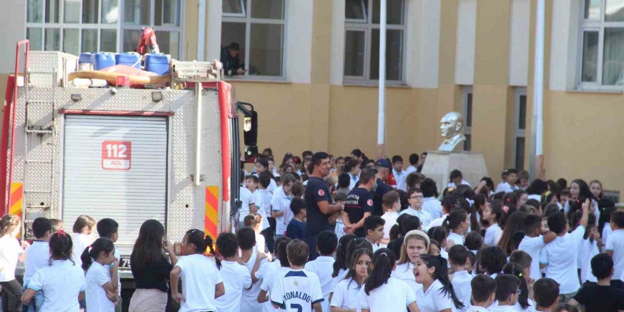 Yangına geldiler, öğrencilerin sevgi seliyle karşılaştılar