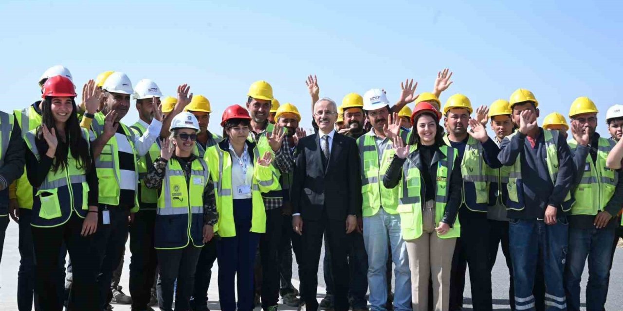 Bakan Uraloğlu: "İki etaplı olarak gerçekleştirilecek proje çerçevesinde Ankara Esenboğa Havalimanımız 3. pistine kavuşacak”
