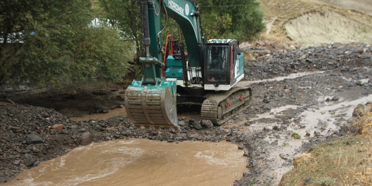 Malazgirt’te sel riski taşıyan derede temizlik çalışması