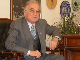 'Gül'ün başörtülü eşi vatana ihanettir'