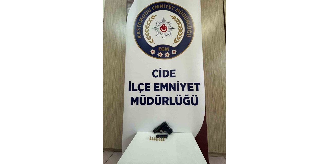 Polis ekipleri, araçta yaptıkları aramada ruhsatsız silah ele geçirdi