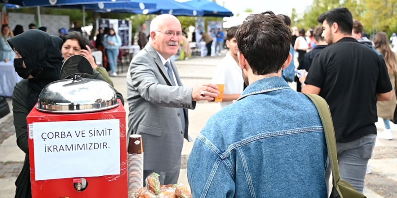 Uşak Üniversitesinde yeni eğitim öğretim yılı sevinçle karşılandı