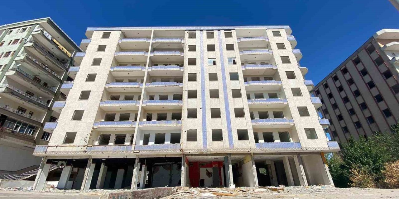 Diyarbakır’da ağır hasarlı binada tahta parçaları için canlarını hiçe saydılar