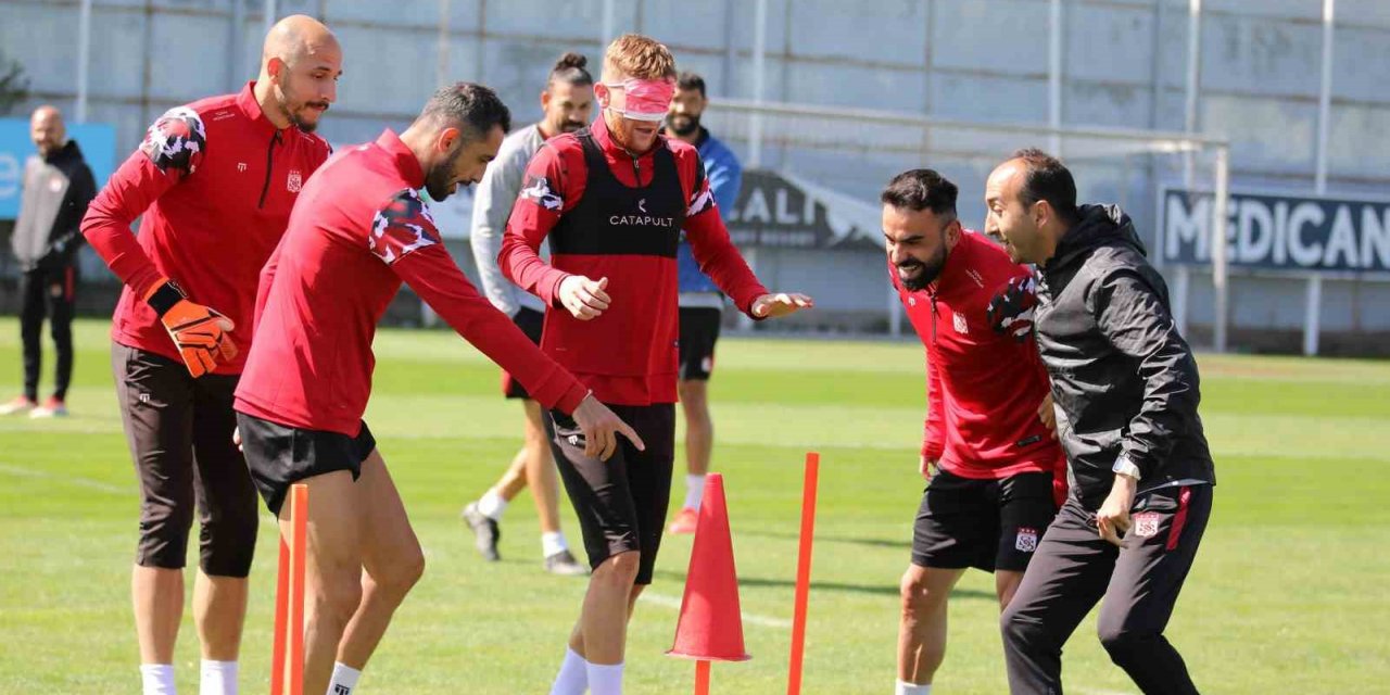 Sivasspor’da futbolculara gözü kapalı antrenman