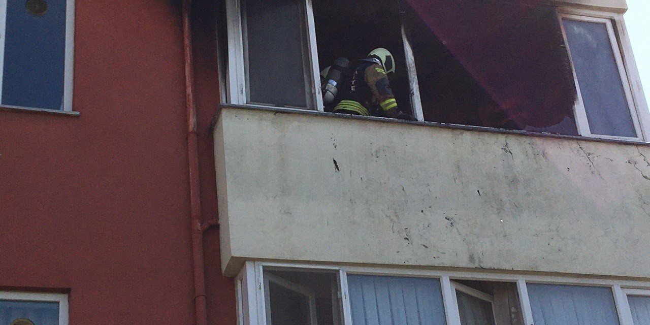 4 katlı binada yangın: Mutfak kullanılamaz hale geldi