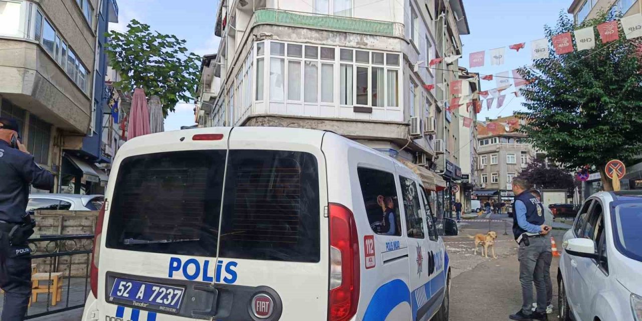 Balkon tadilatında molozlar sokağa düştü