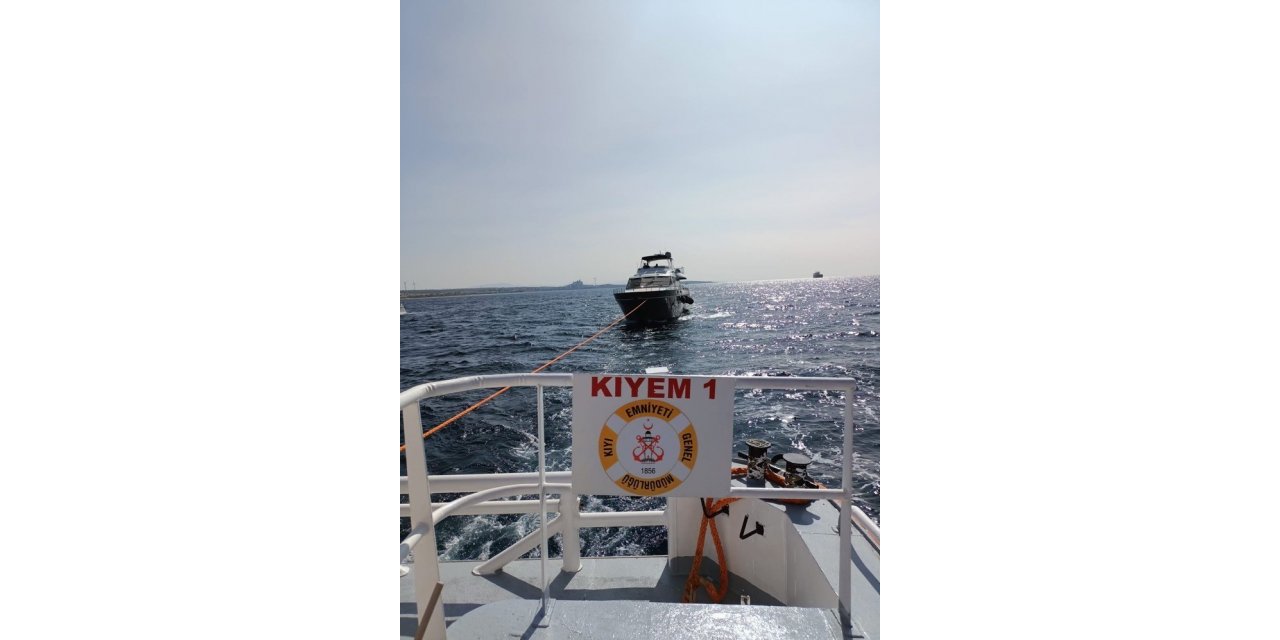 Çanakkale Boğazı’nda su alan ve içinde 4 kişi bulunan tekne kurtarıldı