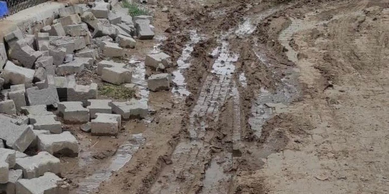 Firma doğalgaz çalışması sonrası mahalleyi çamur içinde bıraktı