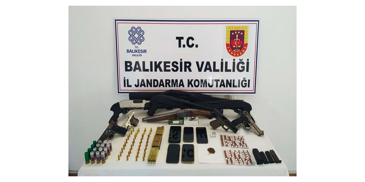 Ayvalık’ta çok sayıda silah ve uyuşturucu madde ele geçirildi: 7 gözaltı