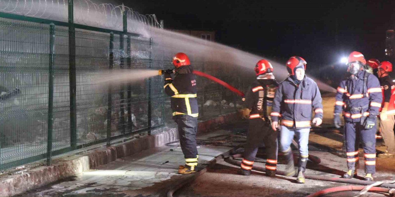 Kimyasal atıkların bulunduğu geri dönüşüm tesisinde korkutan yangın