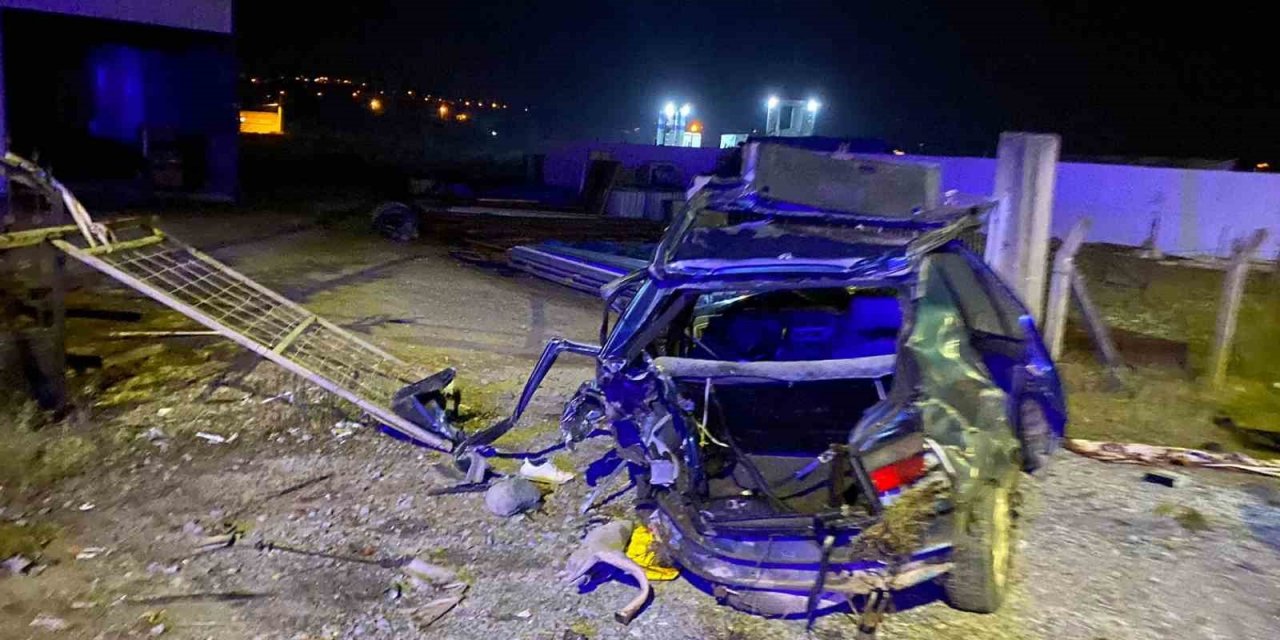 Duble yolda feci kaza: Otomobil hurdaya döndü 1 kişi ağır yaralandı