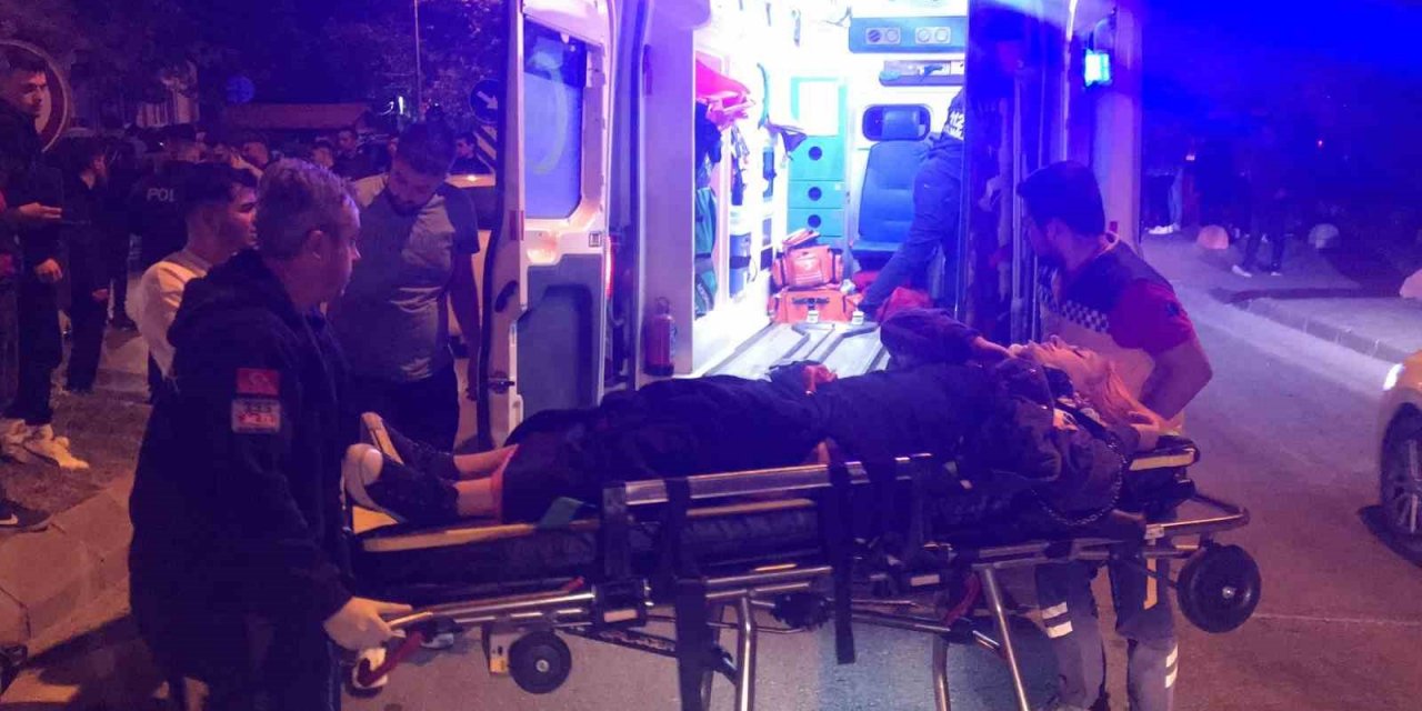 Ehliyetsiz motosikletli, otomobil ile çarpıştı: 2 yaralı