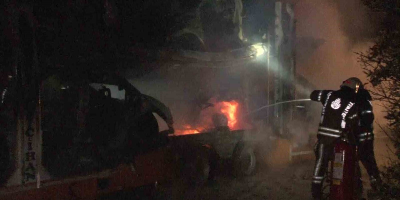 Tuzla’da lüks araç yüklü tır alev alev yandı, dorsedeki 6 araç kullanılamaz hale geldi