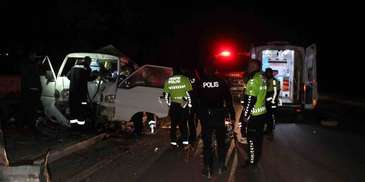 Karaman’da kaza sonrası kamyonette sıkışan sürücü için ekipler seferber oldu