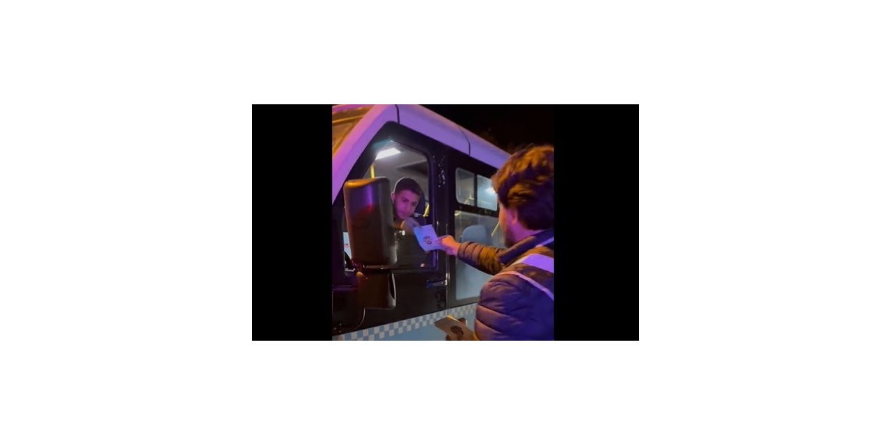 Hakkari polisi sürücülere broşür dağıttı