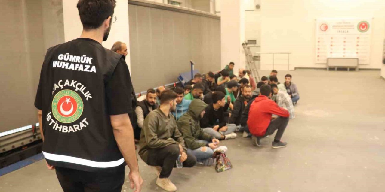 Sınırı geçmeye çalışan tırdan 60 kaçak göçmen çıktı