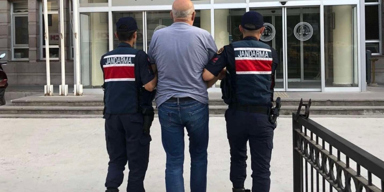 Aranan şahıslar jandarmadan kaçamadı