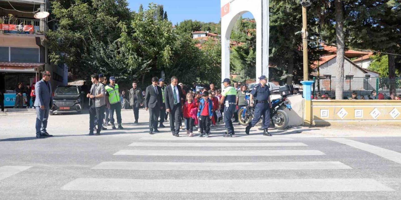 Burdur’da jandarmadan “Güvenli Okul Yolu Projesi” uygulaması