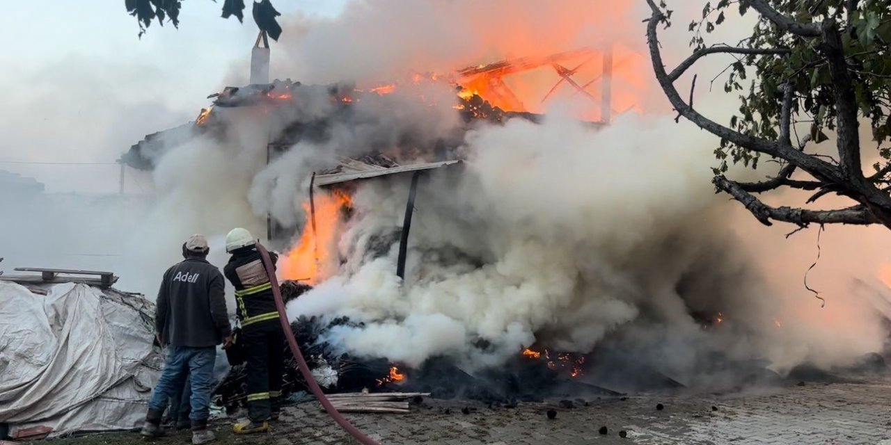 Gediz’de ahşap bina yangında küle döndü