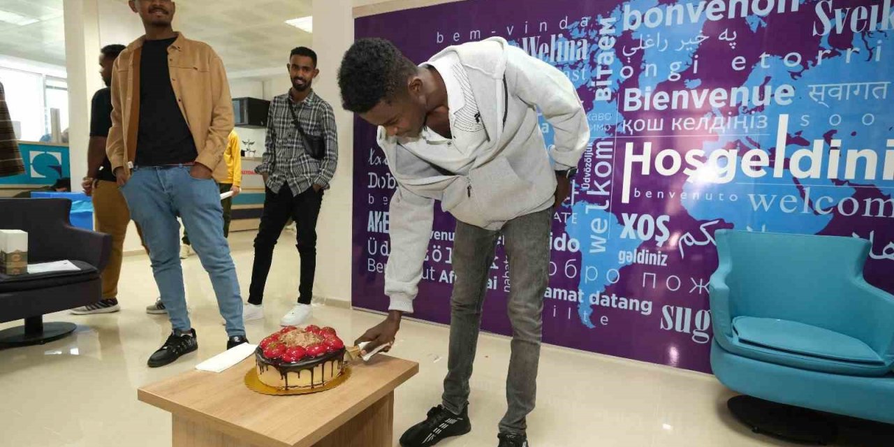 Kaydolan bininci uluslararası öğrenci için pasta kesildi